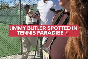 星空体育APP-术后26天！巴特勒拄双拐亮相网球场 手持咖啡 拥抱好友兹维列夫