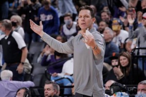 星空体育APP-连年无缘季后赛令管理层失望 国王正考虑解雇沃顿