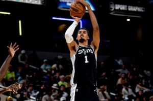 星空体育APP-4000场里程碑！文班29+11马刺送独行侠6连败 弗拉格连4场30+