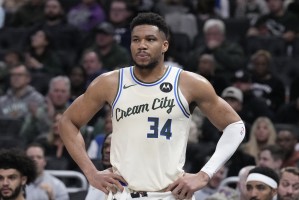 星空体育APP-字母哥：拿球砸篮球架吃T是因为沮丧 球队没能打得更聪明